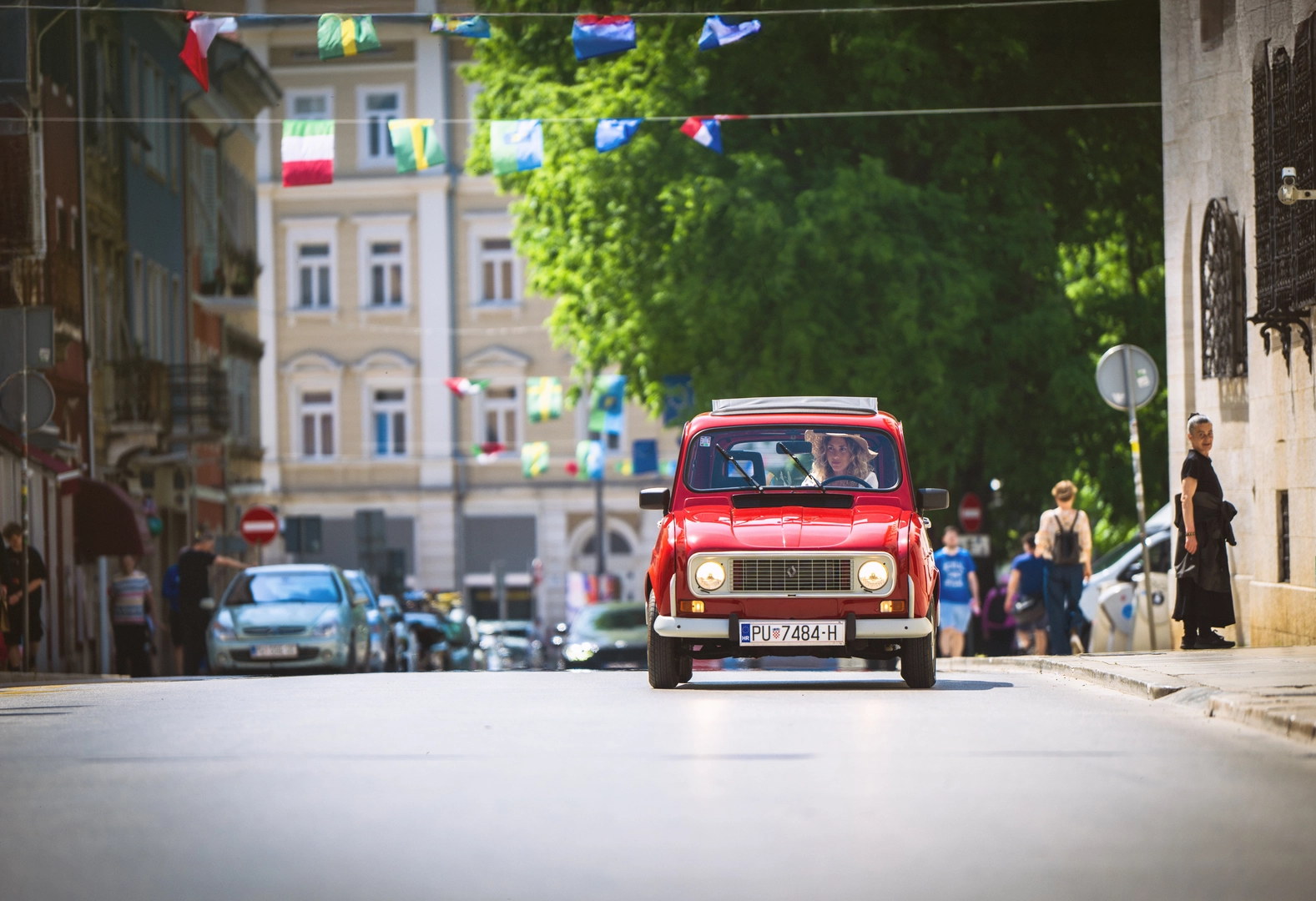 Slide showing Renoletta_1210-Enhanced-NR_copy_result